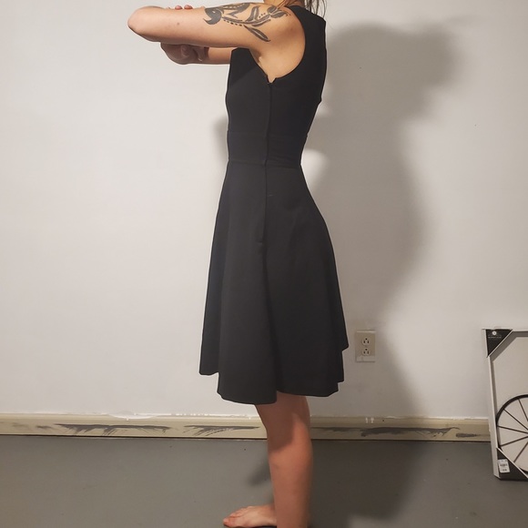 Simple black hourglass dress - Picture 2 of 4